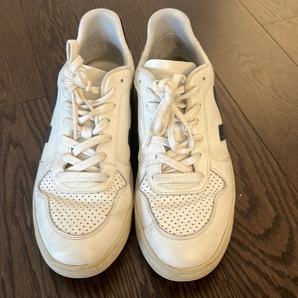 Veja V-10 Size 8